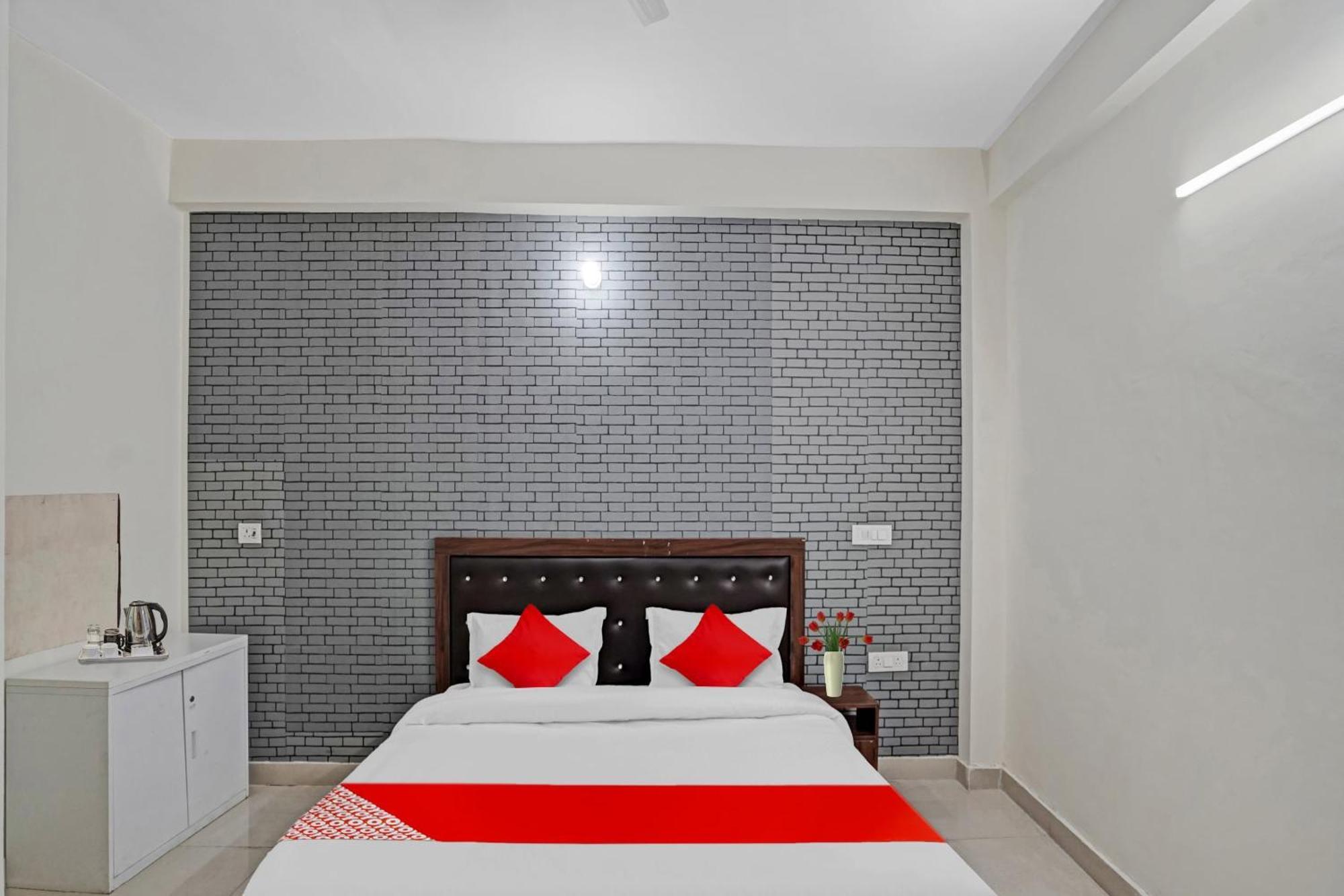 Hotel O Avs Hotel & Restaurant Noida Exterior photo